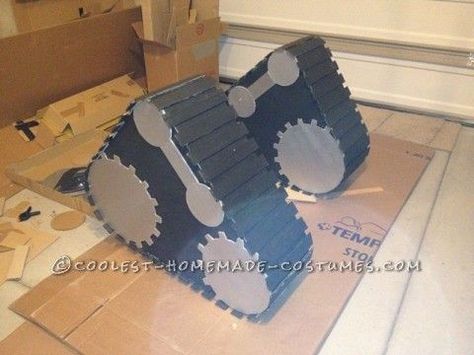 Wall E Costume, Pixar Party, Easy Preschool Crafts, Recycled Robot, Wall E Eve, Annual Halloween Party, Robot Party, Homemade Costumes, Party Rock