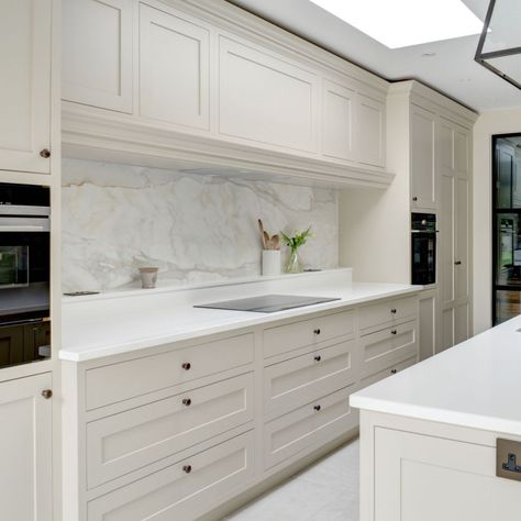 Shaker Kitchen Modern, White Shaker Kitchen, Bespoke Kitchen Design, Open Plan Kitchen Dining, Shaker Kitchen Cabinets, Bespoke Kitchen, Shaker Style Kitchens, Kitchen Dining Living, Wood Kitchen Cabinets