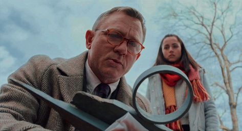 Knives Out Agata Kristi, Film Journal, Advertising Pictures, Mystery Film, Christopher Plummer, Polaroid Poster, Brooks Brothers Men, Netflix Streaming, Daniel Craig