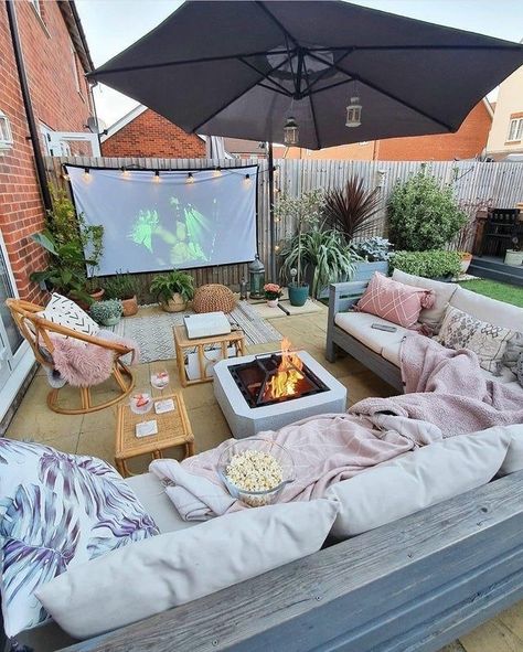 Backyard Movie Nights, Backyard Movie, Cozy Backyard, Hemma Diy, Backyard Inspiration, Hus Inspiration, Outdoor Patio Decor, Dream Backyard, Backyard Patio Designs