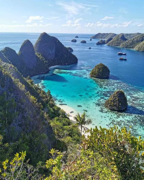 Raja Ampat Landscape, Raja Ampat Aesthetic, West Papua, Raja Ampat, Travel Inspo, Tourist Destinations, Adventure Awaits, Travel Aesthetic, Southeast Asia