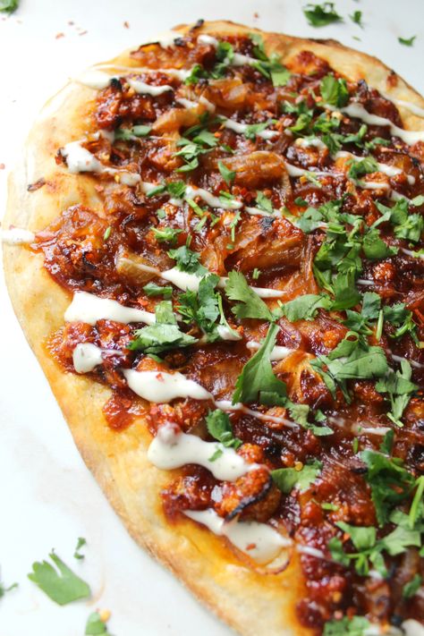 Vegan Roasted Cauliflower BBQ Pizza - This Savory Vegan Meatfree Monday, Vegan Roasted Cauliflower, Pizza Vegetarian, Bbq Cauliflower, Pizza Vegetariana, Resep Pizza, Pizza Vegana, Vegan Pizza Recipe, Vegan Barbecue