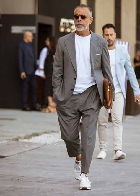 Men's Corporate Wear, Golf Look Men, Mens Suit With Tshirt, Blazer Street Style Men, Relaxed Suit Men, Suit And Sneakers Men Outfits, Italian Men Style, Italian Mens Fashion, Suits And Sneakers