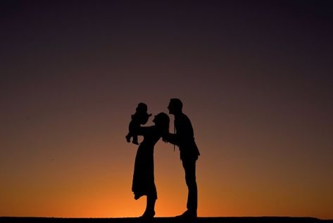 Low Key Portraits, Silhouette Family, Couple With Baby, Family Photoshoot Poses, Easy Photography Ideas, Shadow Silhouette, Mountain Pictures, Thankful For You, Silhouette Photography