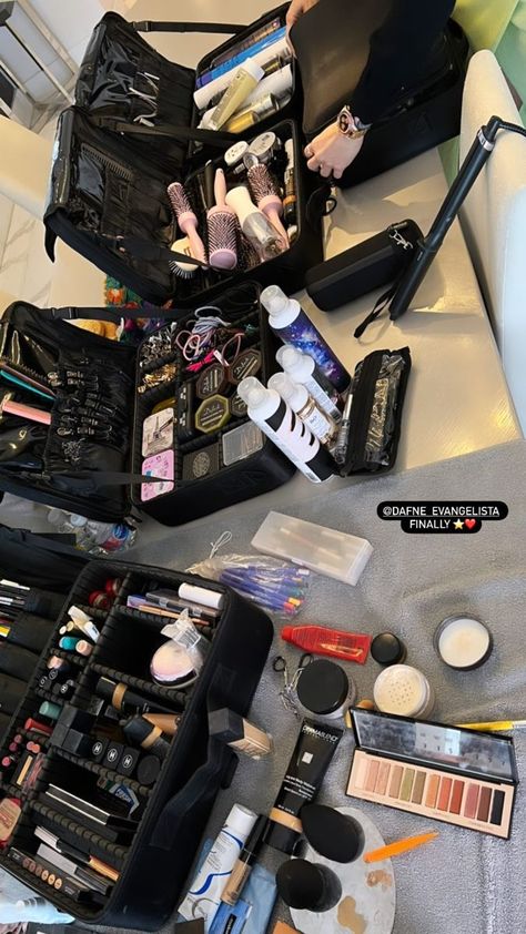 Make Up Artist Job Aesthetic, Makeup Artist Room, Makeup Artist Aesthetic, Trendy Makeup Products, Makeup Artist Career, Makeup Suitcase, Beauty Room Vanity, Alat Makeup, Makeup Artist Kit