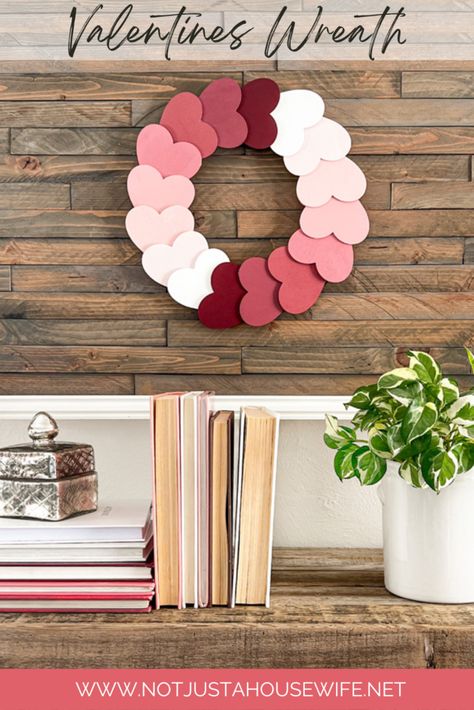 Valentine Frame Craft, Diy Valentines Wreath Front Doors, Valentines Day Wreath Diy, Diy Door Wreaths, Diy Valentines Wreath, Valentines Door Decor, Valentine Hearts Art, Diy Valentines Day Wreath, Valentine Wreath Diy