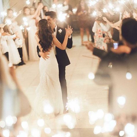 Wedding Dream on Instagram: “Looks like we just can't get enough for a romantic wedding picture! Swooning over this remarkable first dance shot by @kelseaholderphoto that is filled with an amorous and heartwarming mood in all over the frame. Besides, the additional gleaming light from the sparklers really gives the right amount of an intinate and majestic feek to the portrait. Don't you think it is just too beautiful? Show some love and tag someone who would be inspired by this too!” Sparkler Photography, Wedding Dance Songs, Wedding First Dance, Romantic Wedding Photography, Lindy Hop, Swing Dancing, Wedding Sparklers, Romantic Lighting, Wedding Songs