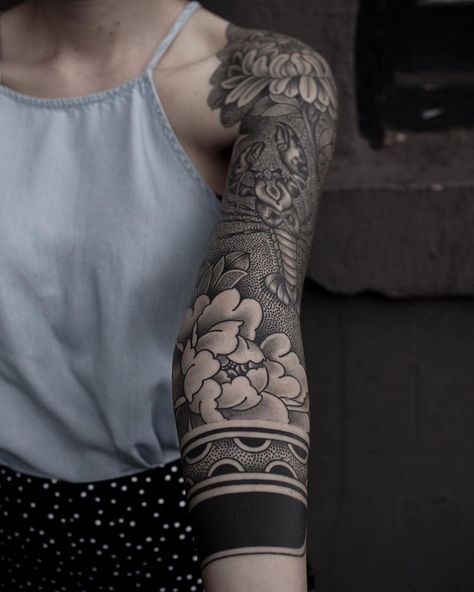 Lucy's three quarter sleeve all healed and settled. Thank you for the beautiful flowers! Three Quarter Sleeve Tattoo, Tattoo Suit, Three Tattoo, Cap Tattoo, Black Sleeve Tattoo, Classy Tattoos For Women, Quarter Sleeve Tattoos, Tattoos Sleeve, Women Tattoos