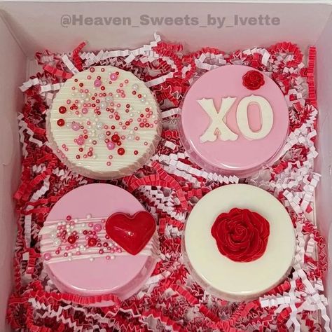 Valentines Day Chocolate Covered Treats, Chocolate Covered Oreos Designs, Valentine Dipped Oreos, Oreo Pops Valentines Day, Valentine Oreos, Chocolate Covered Pretzels Valentines Day, Dipped Oreos Valentines Day, Valentines Day Chocolate Covered Oreos, Valentines Treat Boxes Sweets