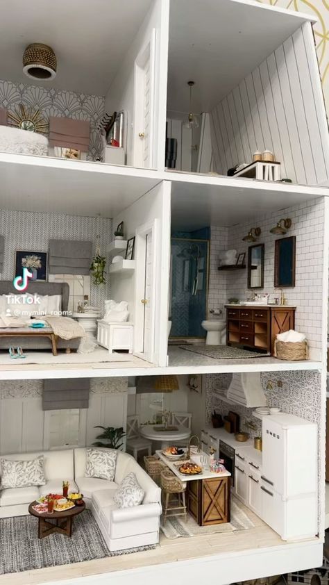 Diy Dollhouse Bedroom, Dollhouse Ideas Interiors, Big Doll House, Ikea Dollhouse, Dollhouse Decorating, Dollhouse Design, Dollhouse Diy, Dollhouse Bedroom, House Restoration