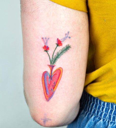 Heart vase flash for Oliver ❤️ | Instagram Heart Vase Tattoo, Flower Vase Tattoo, Olive Tattoo, Vase Tattoo, Tattoo Mini, Lotus Tattoo Design, Tatoo Inspiration, Heart Vase, Tattoo Instagram