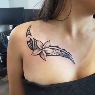 88 Tattoo, Frangipani Tattoo, Front Shoulder Tattoos, Polynesian Tattoos Women, Polynesian Tattoo Designs, Pretty Hand Tattoos, Tattoos For Black Skin, Pretty Tattoos For Women, Shoulder Tattoos For Women