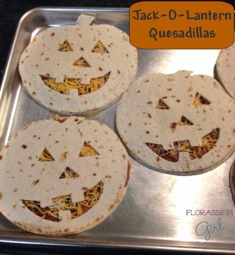 Halloween Party Ideas Food, Preschool Halloween Party, Plat Halloween, Halloween Party Food Ideas, Party Ideas Food, Recetas Halloween, Kids Halloween Food, Halloween Party Food, Appetizers For Kids