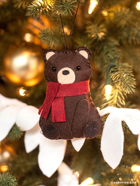 Make a Felt Bear Gift Topper or Ornament Felt Bear, Ornaments For Kids, Baby Mobil, Diy Christmas Ornaments Easy, Diy Christmas Tree Ornaments, Felt Christmas Decorations, Glitter Ornaments, Felt Decorations, Christmas Bear