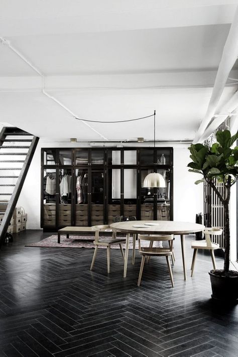 Bright industrial home with black wood floors, a gold pendant light, and a walk-in closet Black Wood Floors, Black Floor Tiles, Wood Floor Kitchen, Dark Floors, Flooring Inspiration, Herringbone Floor, Black Floor, Industrial House, Scandinavian Interior