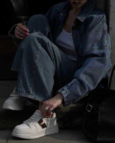 Double Denim Fashion, Clean White Sneakers, Jeans And White Sneakers, Black Leather Bag, Double Denim, Oversized Denim Jacket, Denim Style, Black Leather Bags, Simple White