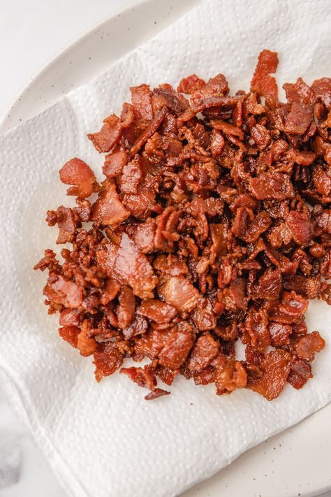 How To Make Bacon Bits (Bacon Crumbles) Bacon Bites Recipes, Candied Bacon Bits, How To Fry Bacon, Home Made Bacon, Bacon Bits Recipes, Air Fry Bacon, Bacon Chips, Microwave Bacon, Bacon Crisps