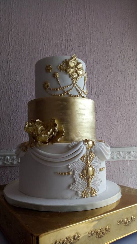 3 tier white and gold wedding cake White And Gold Three Tier Cake, Gold 3 Tier Cake, Gold And White Cake, Quince Planning, Golden Birthday Cakes, White And Gold Wedding Cake, White And Gold Wedding, Wedding Cake Display, White Birthday Cakes