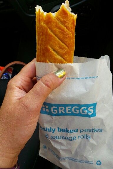 OMG a Gregg's sausage roll. I live in a muslim (no pork allowed) country. Would give my right arm for one of these right now! Greggs Sausage Rolls, Sausage Roll, London Bucket List, Sausage Rolls, Healthy Lifestyle Inspiration, Food Festival, Healthy Lifestyle, Chips, Rolls