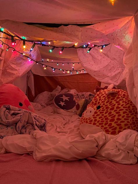 Blanket Fort Sleepover, Fort Ideas Bunk Beds, Fort Blanket Ideas, Floor Fort Ideas, Fort Aesthetic Friends, Diy Blanket Fort Tutorials, Giant Pillow Fort, Pillow Fort For Adults, Blanket Nest Fort