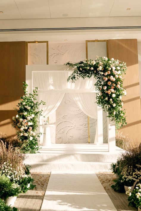 Chuppah With Hanging Flowers, White And Green Chuppah, Draped Chuppah, Modern Chuppah, Wedding Chuppah Flowers, Huppah Wedding, Chuppah Wedding, Chuppah Ideas, Chuppah Flowers