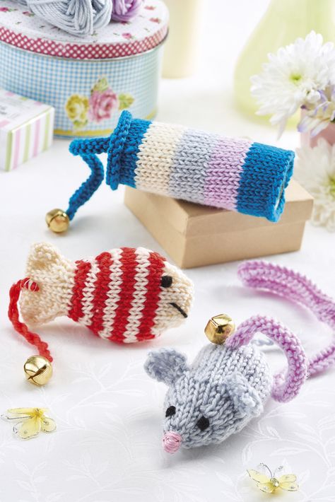 If you have a beloved moggy or are trying to win the affections of a friend or family member's cat, Nicola Valiji's three patterns are just what you need. Choose from a thrifty toilet roll cover, a stripy fish and Crochet Cat Toys, Homemade Cat Toys, Diy Cat Toys, Knitted Cat, Knitting Patterns Toys, Knitted Animals, Toilet Roll, Crochet Cat, Knitted Dolls