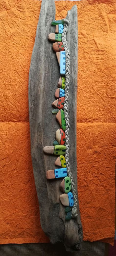 Driftwood Sea Glass Art, Small Tree Craft Ideas, Driftwood Projects Sculptures & Statues, Beach Art Projects, Garden Pebbles, Stone Pictures Pebble Art, Wood Art Diy, Driftwood Art Diy, Pebble Art Family