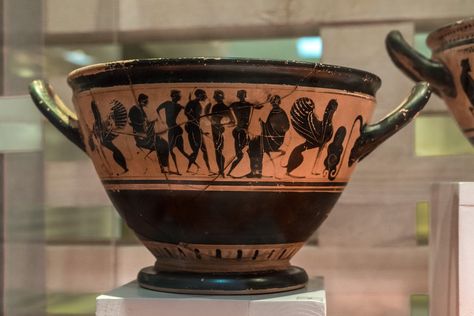 Symmetrical painting showing naked youths between old bearded men sitting on their stools. The central scene shows erotic approach between two youths. Black figured skyphos Late VI – early V century BC. Collection Lambropoulos Thessaloniki. Agorà Museum Greek Ceramics, Roman Pottery, Greek Vase, Ancient Greek Pottery, Istoria Artei, Vase Painting, Greek Pottery, Ancient Greek Art, Greek Vases