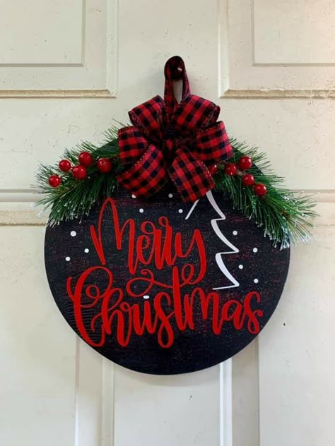 Disney Wreaths Diy, Christmas Pizza Pan Door Hangs, Black Door Hanger Sign, Diy Christmas Door Hangers, Christmas Crafts Easy, Christmas Door Hangers, Christmas Door Signs, Wooden Crafts Diy, Door Signs Diy