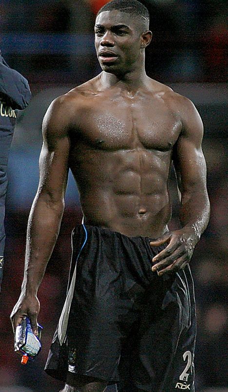 Man City Micha Richards Micah Richards, Black Football Players, Jose Reyes, England Football Players, Killer Abs, Premier League Champions, England Football, Soccer Skills, Football Pictures