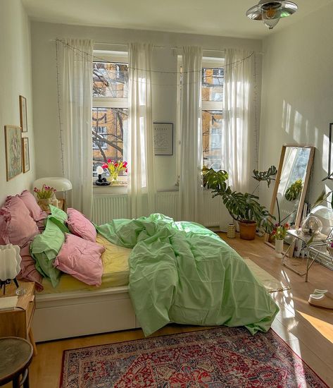 Anna Konetz (@nordwind.hygge) • Instagram photos and videos Bedroom With Coloured Walls, Cozy Bedroom Colorful, Room Ideas Aesthetic Colorful, Artsy Room Aesthetic, Spacious Bedroom Ideas, Different Bedroom Aesthetics, Artsy Bedroom Aesthetic, Room Decor Inspo Aesthetic, Colorful Bedroom Ideas For Adults