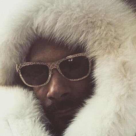 22.3k Likes, 310 Comments - COMPLEX (@complex) on Instagram: “Trying to reach this level of cozy” Snoop Dog, Snoop Dogg, We Heart It, Lost, Sunglasses, Funny