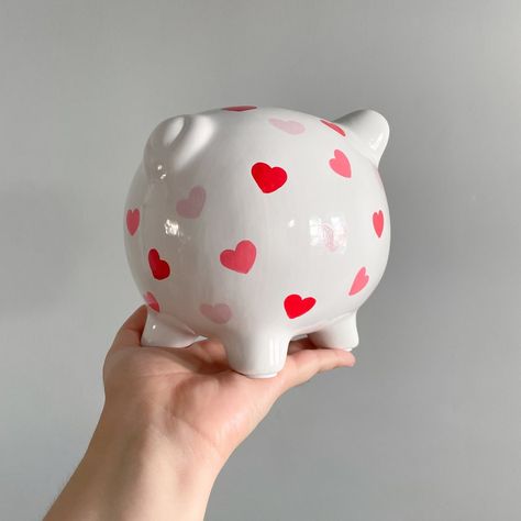 Piggy Bank Painting Ideas, Heart Nursery, Personalized Piggy Bank, Fotos Aesthetic, Board Inspiration, 1st Birthday Gifts, Piggy Banks, Hand Painted Ceramic, Pink And Red