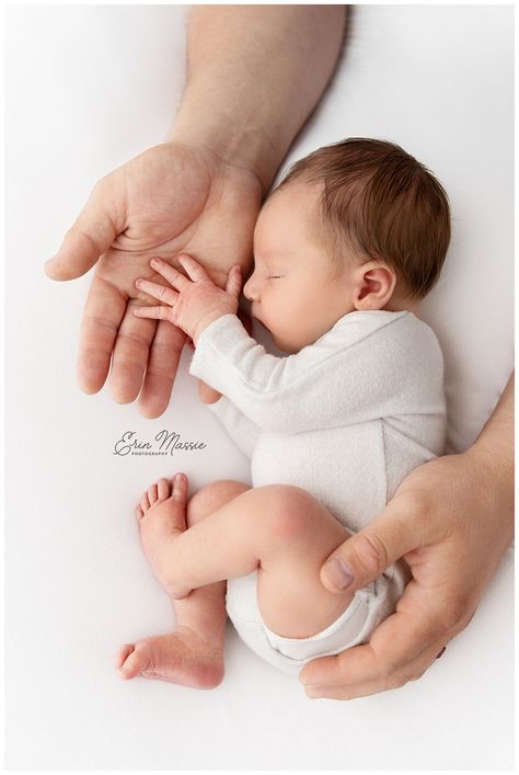 Infant Pics Ideas, Newborn In Dads Hands, Newborn Photos 1 Month, Hands Newborn Photography, Newborn First Picture, Couple Newborn Photography, Editorial Newborn Photoshoot, Unique Newborn Photos, Jcpenny Photos Newborn