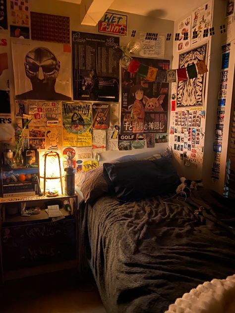 Grunge Apartment Bedroom, Industrial Room Decor, Masc Room, Dorm Room Dark, Street Style Room Decor, 2000s Older Brother Core Room, Grunge Dorm Room, Weird Core Room, Maximalist Dorm Room