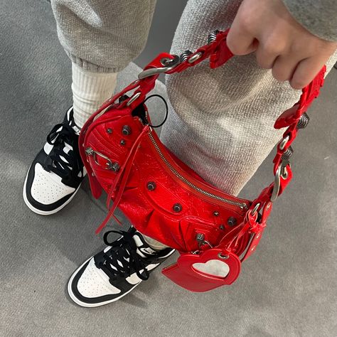 Balenciaga Red Bag, Balenciaga Bag Outfit, Architecture Fashion Design, Red Balenciaga, Fye Outfits, Arm Candies, Y2k Fashion Aesthetic, Botox Lips, Sculptural Fashion