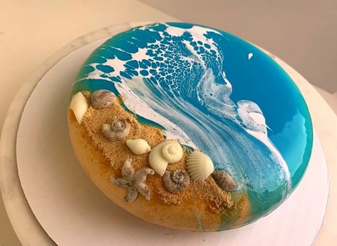 Vegan cake with spider mirror glaze with chocolate sea shells Ocean Mirror Glaze Cake, Mirror Glaze Cake Design, Sea Cake Ideas, Glaze Cake Decoration, Ocean Mirror, Marine Cake, Glazed Cake, Mirror Glaze Cake Recipes, Pool Cake