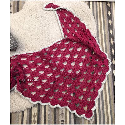 Beautiful heart pattern with free graphic - Crochet Works Hello March, Crochet Bandana, شال كروشيه, Crochet Stitches Guide, Crochet Shawl Pattern Free, Crochet Triangle, Valentines Crochet, Crochet Shawls, Shawl Patterns