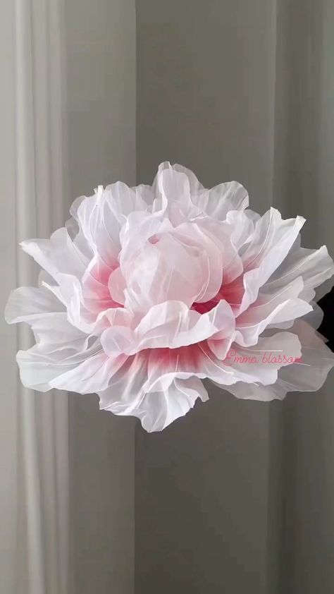 Giant Flowers Diy, Paper Flower Decor, Handmade Flowers Fabric, Handmade Flowers Paper, Paper Flowers Craft, Giant Flowers, Diy Crafts Paper Flowers, Flower Arrangements Diy, Giant Paper Flowers