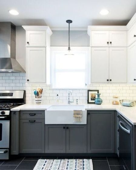 Painting Kitchen Cabinets White, Trendy Kitchen Colors, Two Tone Kitchen Cabinets, Interior Design Minimalist, Painted Kitchen Cabinets Colors, Gray And White Kitchen, Best Kitchen Cabinets, Two Tone Kitchen, Farmhouse Kitchen Cabinets