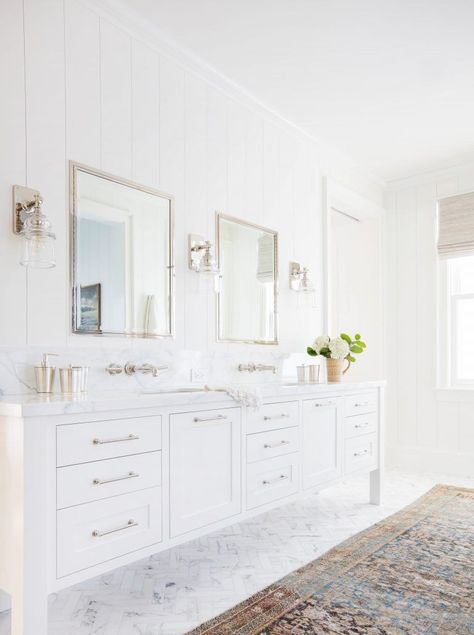 White Bathroom Ideas, All White Bathroom, Amber Interiors Design, Custom Bathroom Vanity, Beige Bathroom, Interior Design Photography, Chrome Bathroom, White Vanity Bathroom, White Vanity