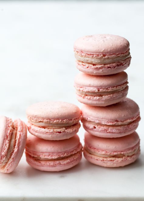 Matcha Raspberry French Macarons — Style Sweet Simple Macarons, Macarons Recipe Easy, Macaron Filling, Mesas Para Baby Shower, Buttercream Filling, Buttercream Recipe, Macaron Recipe, French Macarons, Desserts Recipes