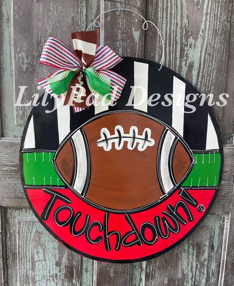 Touchdown Football Round Door Hanger Template - Etsy Football Door Hangers, Football Crafts, Round Door Hanger, Door Hangers Diy, Door Signs Diy, Door Hanger Template, Wooden Door Signs, Fall Door Hangers, Wood Door Hangers