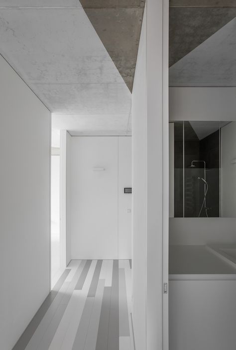 Studio Drawing, Minimal Apartment, Painted Concrete, Open Ceiling, Concrete Ceiling, Vinyl Store, Painting Concrete, White Concrete, Painted Ceiling