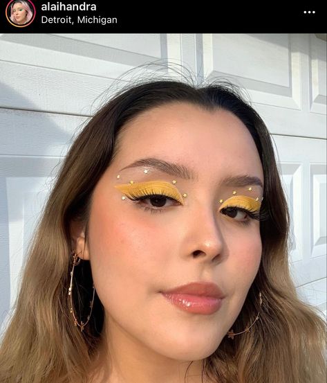 Soft Yellow Makeup Looks, Yellow Makeup Looks, Yellow Eye Shadow, Concert Makeup, 70s Makeup, Yellow Makeup, Web 1, Scary Makeup, Colorful Eye Makeup