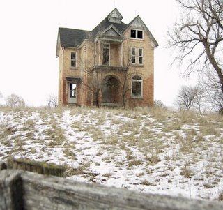 houseonhill Mansion Homes, Old Abandoned Buildings, Abandoned Property, Creepy Houses, Old Abandoned Houses, Old Mansions, Abandoned Castles, Abandoned House, Abandoned Mansions