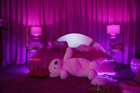 Devin Druid, Madeline Brewer, Suna Rintarou, Neon Bedroom, Emma Rose, Cute Room Ideas, Dreamy Room, Pink Room, Cute Room Decor