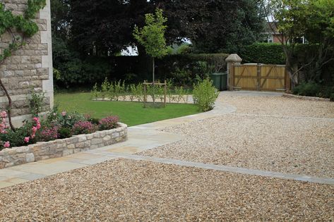 Gravel Side Driveway, Cotswold Driveway, Chipseal Driveway, Limestone Driveway, Luxury Driveway, Gravel Resin, Front Driveway Ideas, Garden Remodel, Cobbled Driveway