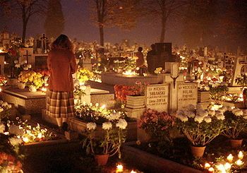 All Saints' Day at a cemetery in Poland. Such a beautiful image taken. 1984 Halloween Around The World, Catholic Company, New Years Traditions, Saints Days, All Souls Day, Halloween Traditions, All Saints Day, All Souls, Samhain