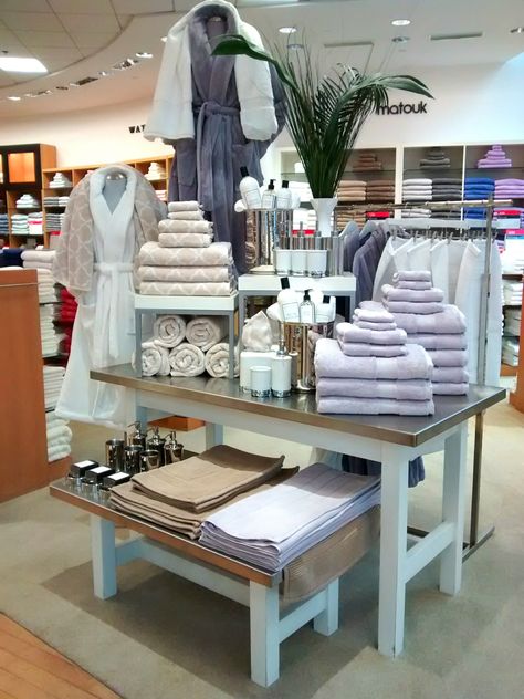 Luxury towel table styled with seasonal props and bath accessories. Visual Merchandising Displays Table, Bath Display, Bath Towels Display, Butik Design, Towel Display, Retail Store Display, Egyptian Cotton Towels, Visual Merchandising Displays, Bath Store